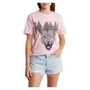 Philcos Def Leppard Growl Graphic T-Shirt
Medium PINK NWT